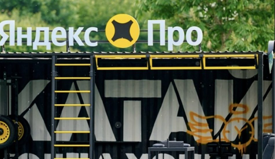 Фитнес для водителя такси — уличная спортивная площадка для разминки